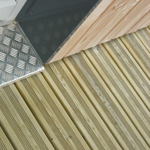 Lame de terrasse en pin du nord strié Long. 4,80 m - 145x27 mm - Classe 4