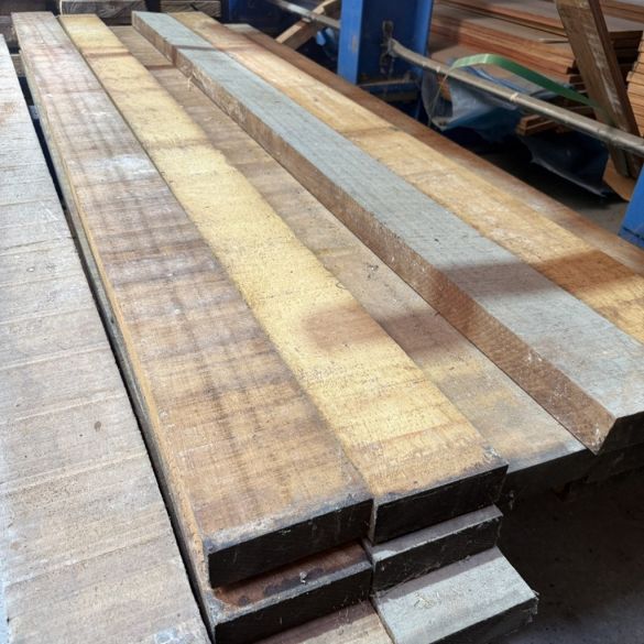 Plot Iroko sec séchoir ép. 46 x 130 mm - L. 2,45 m - pour agencement intérieur