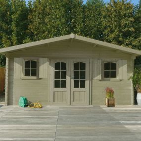 Toit double pente avec couverture shingles rouges sur l’abri de jardin ROGNAIX S8973-1