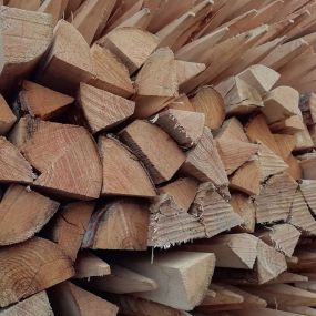 Pieu en châtaignier pour palissage de vignobles et arbres fruitiers
