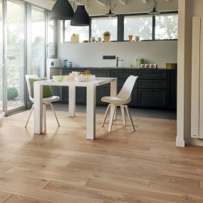 Parquet contrecollé Diva 184 Clic en chêne Zenitude bois flotté posé dans un salon moderne